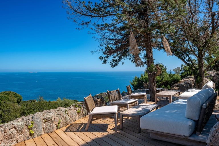 This sublime villa with modern architecture is for rent in Cala d'Oro