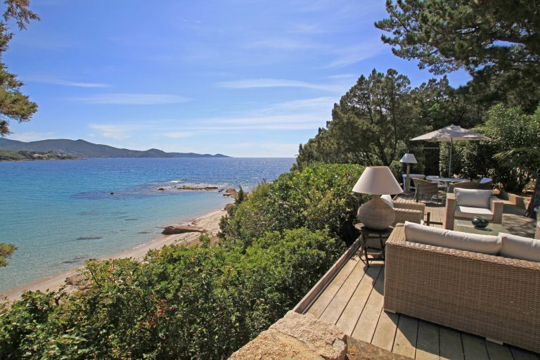 Pietrosella, villa pieds dans l'eau à louer