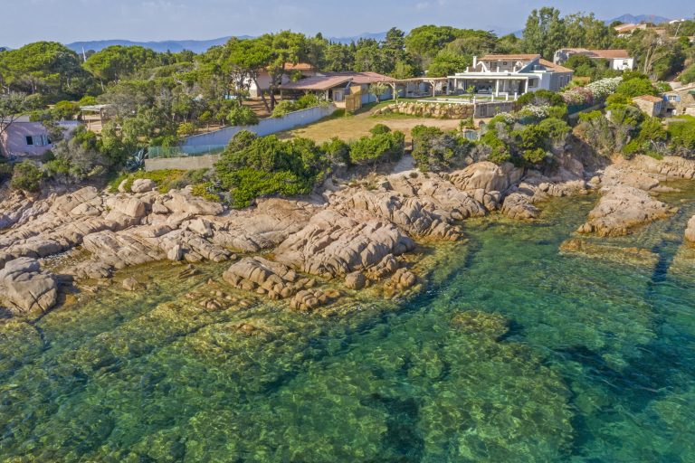 Location d'été à Isolella, belle villa pieds dans l'eau