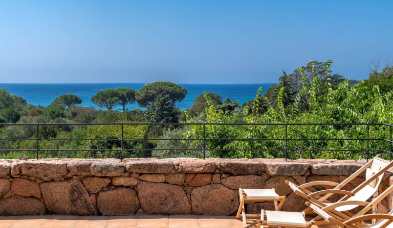 Une villa pieds l'eau à Palombaggia