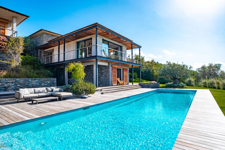 Villa contemporaine atypique aux Parcs de Porto-Vecchio