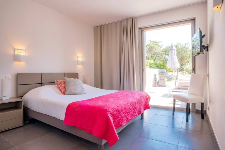 Une superbe chambre ouverte sur la terrasse et la mer pour cette maison à Santa Giulia