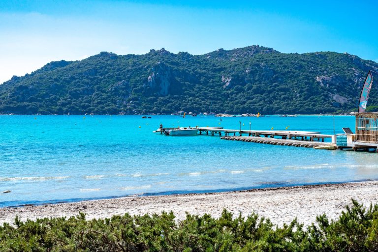 Le ponton de la sublime plage de Santa Giulia à Porto-Vecchio