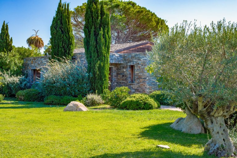 Sublime jardin méditerranéen pour ce domaine pieds dans l'eau à Santa Giulia