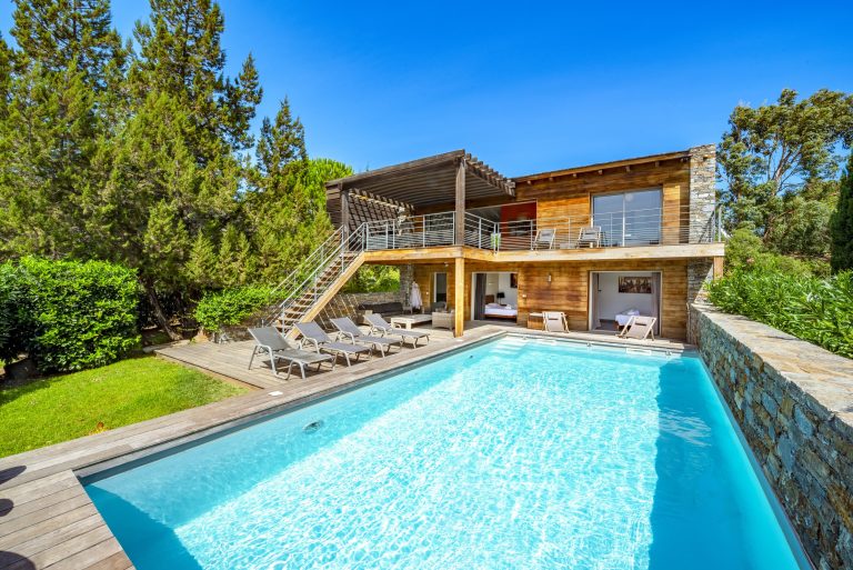 Rent a villa in Santa Giulia