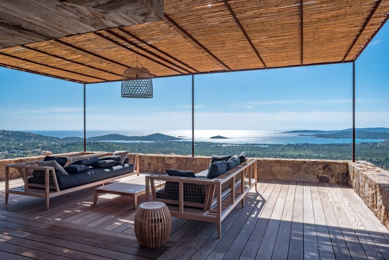 Exceptional panoramic sea view for this beautiful villa