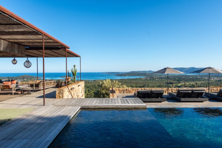 Superb villa with exceptional panoramic sea views for rent