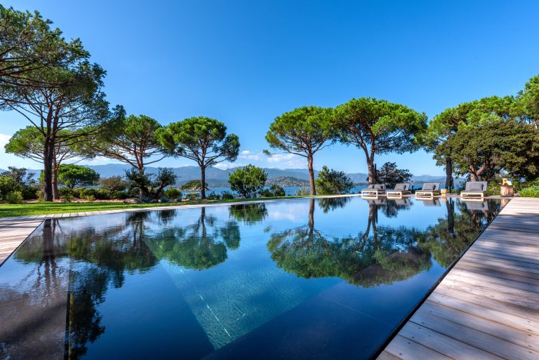 Pieds dans l'eau dans le Golfe de Porto-Vecchio