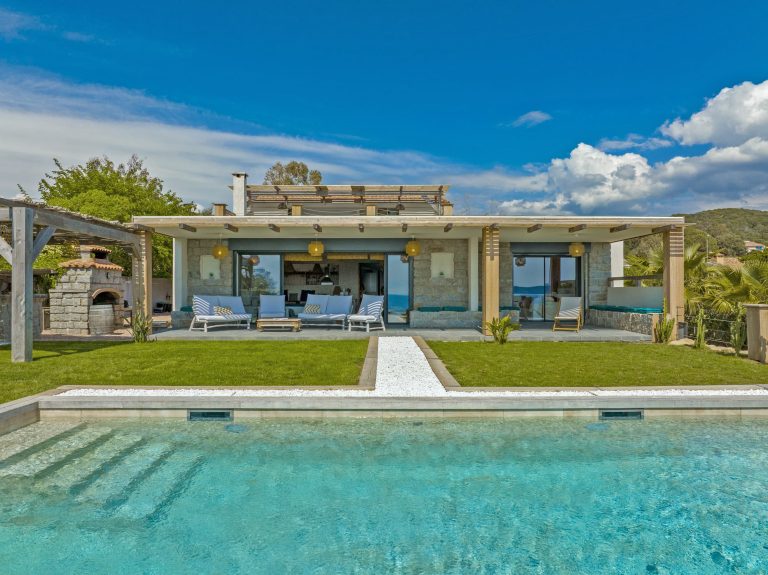 Villa pieds dans l'eau à louer à Isolella