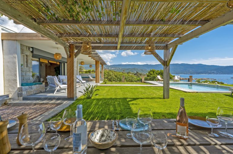 Villa pieds dans l'eau à louer à Isolella