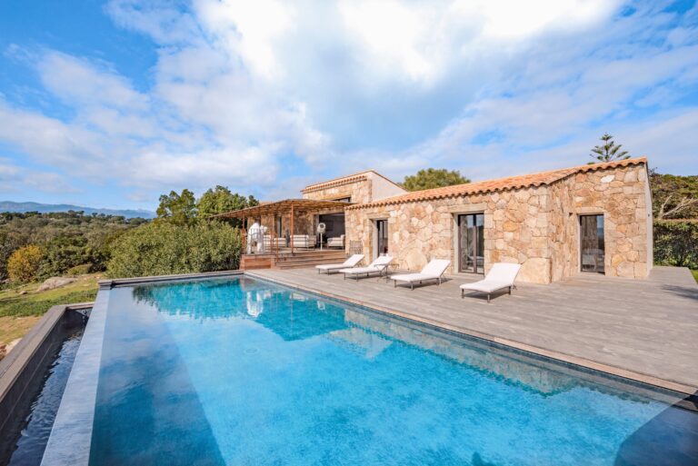 Baie de Saint Cyprien, villa rénovée à louer Porto-Vecchio maison avec piscine à louer