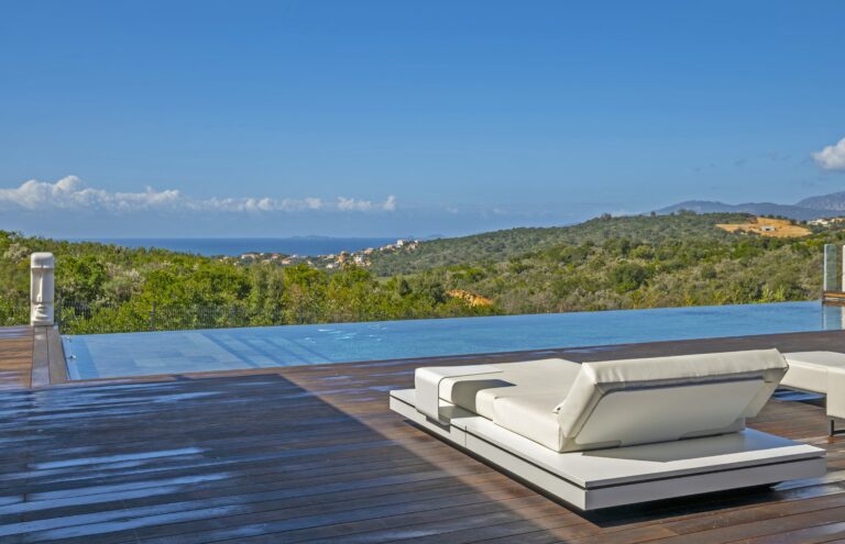 Proche de la plage d'Agosta, une villa contemporaine à louer