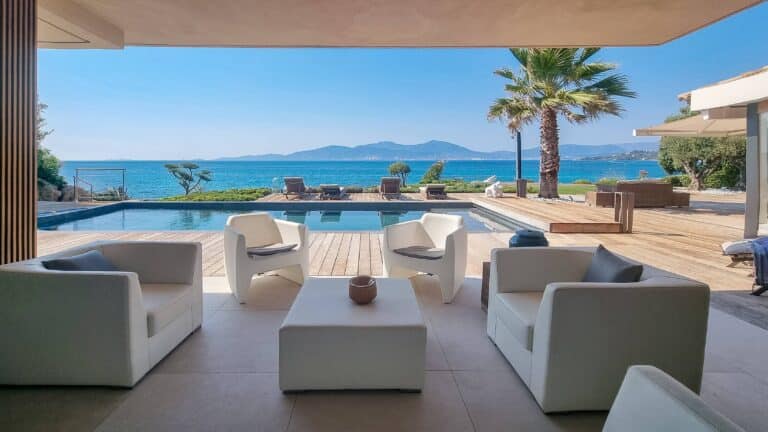 Location villa Corse pieds dans l’eau